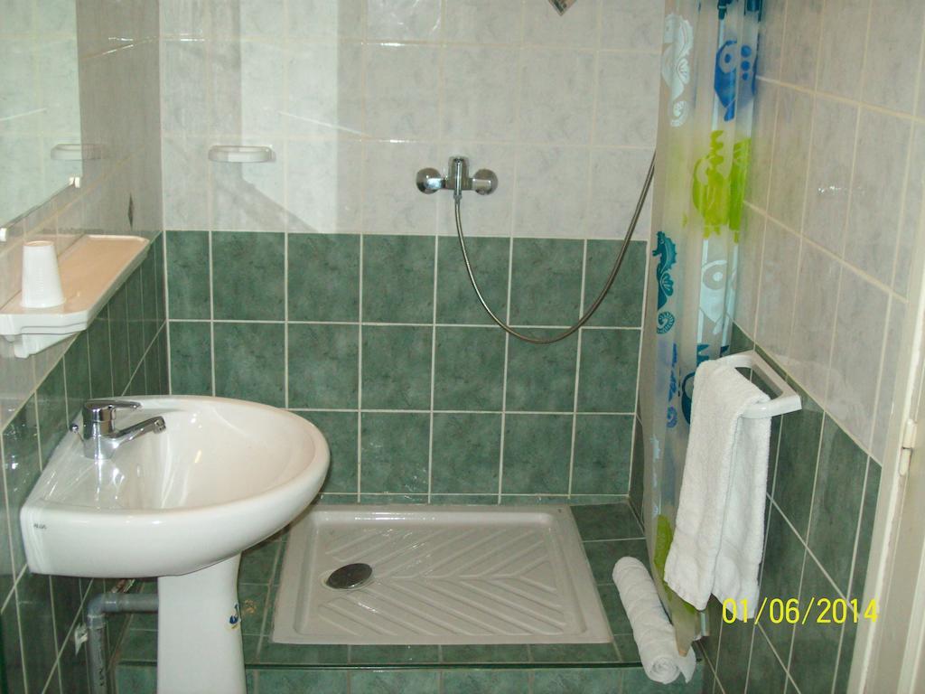 Le Relais Des Blaches Otel Pierrelatte Oda fotoğraf
