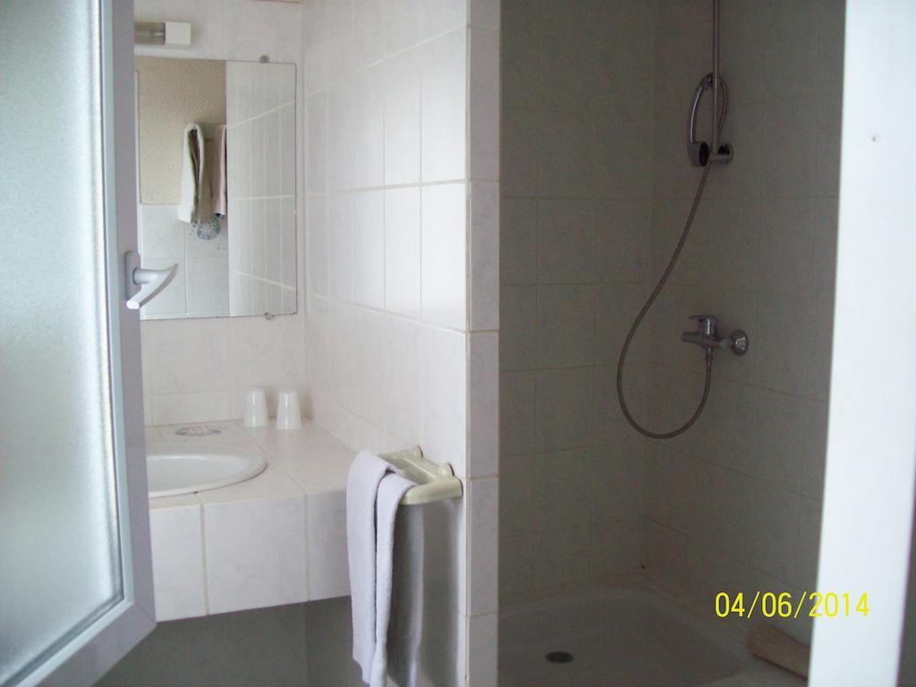 Le Relais Des Blaches Otel Pierrelatte Oda fotoğraf