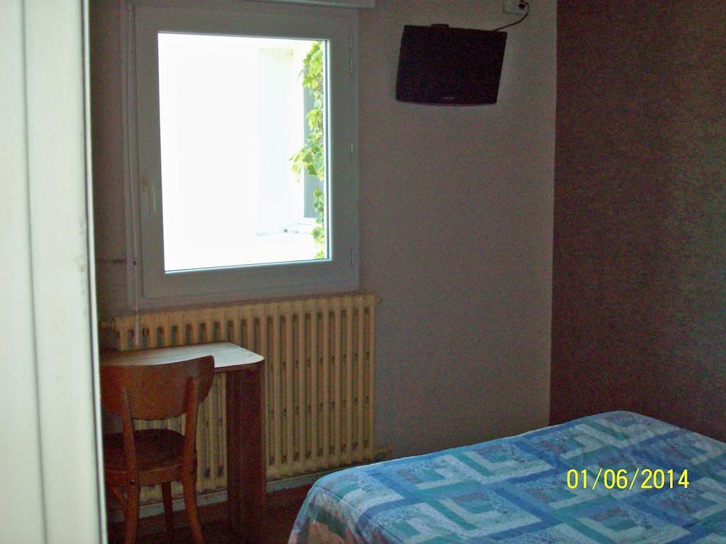 Le Relais Des Blaches Otel Pierrelatte Oda fotoğraf